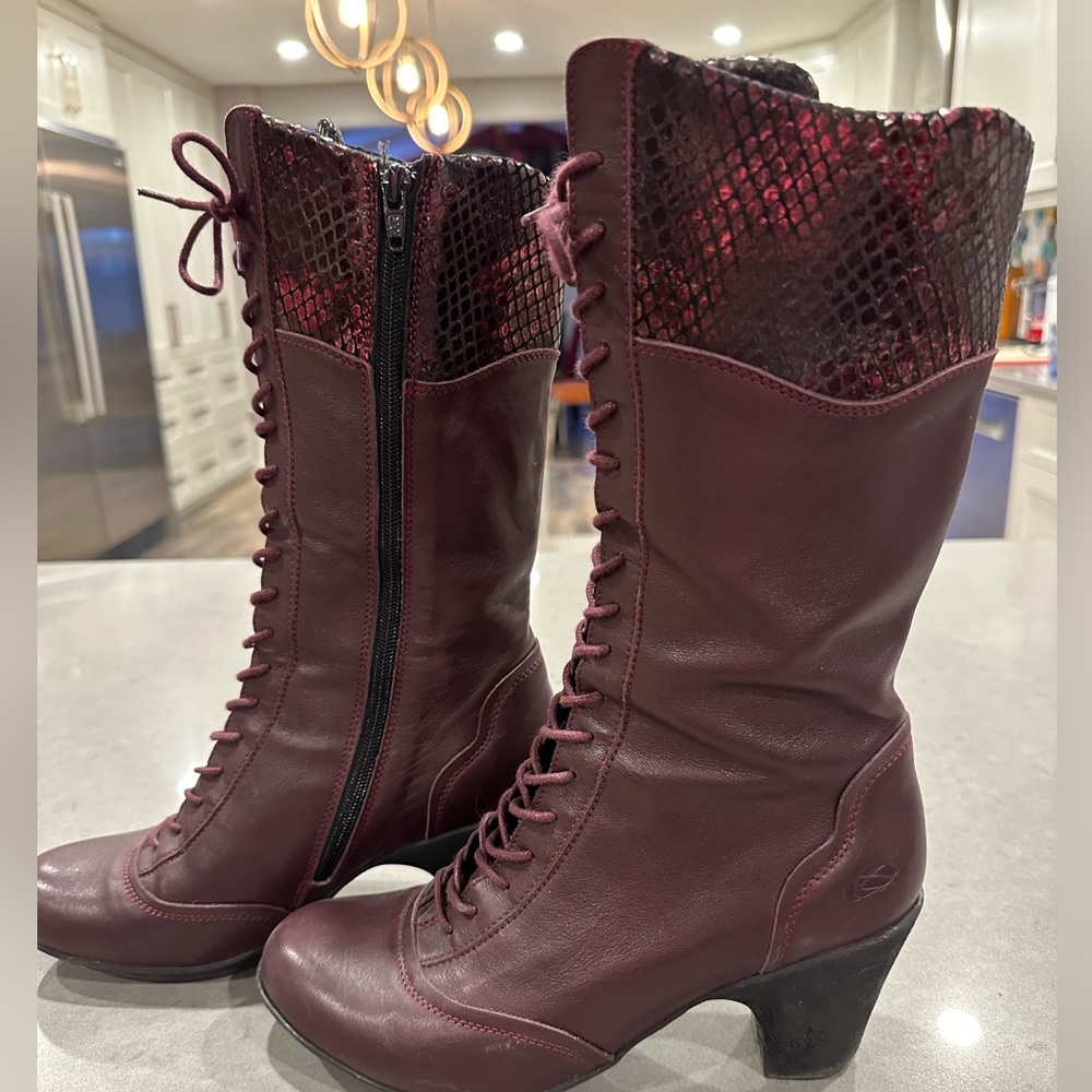 Like new Cloud leather boots in burgundy